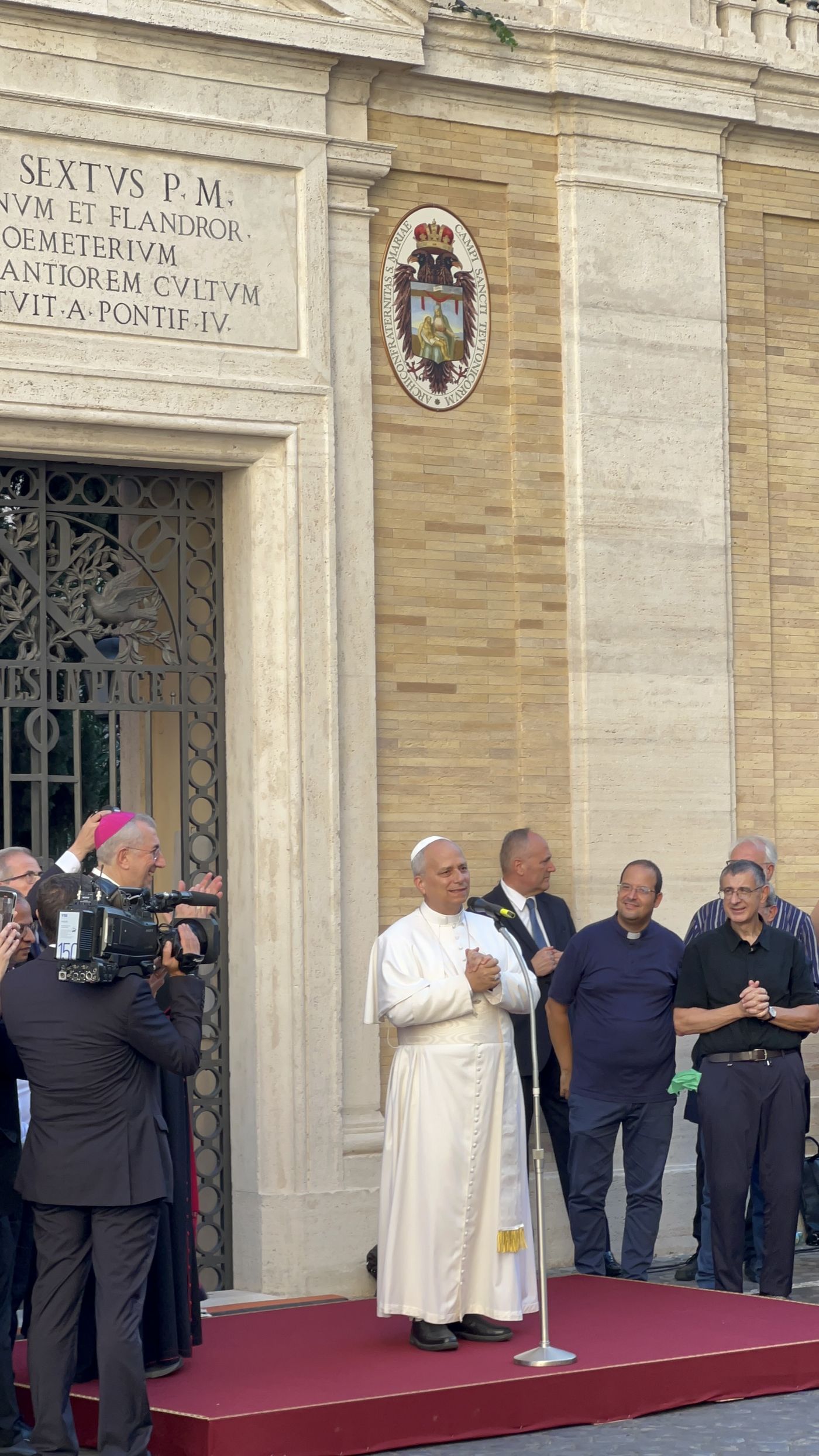 El Papa León XIV saludando a los fieles de la Arquidiócesis de Bari-Bitonto