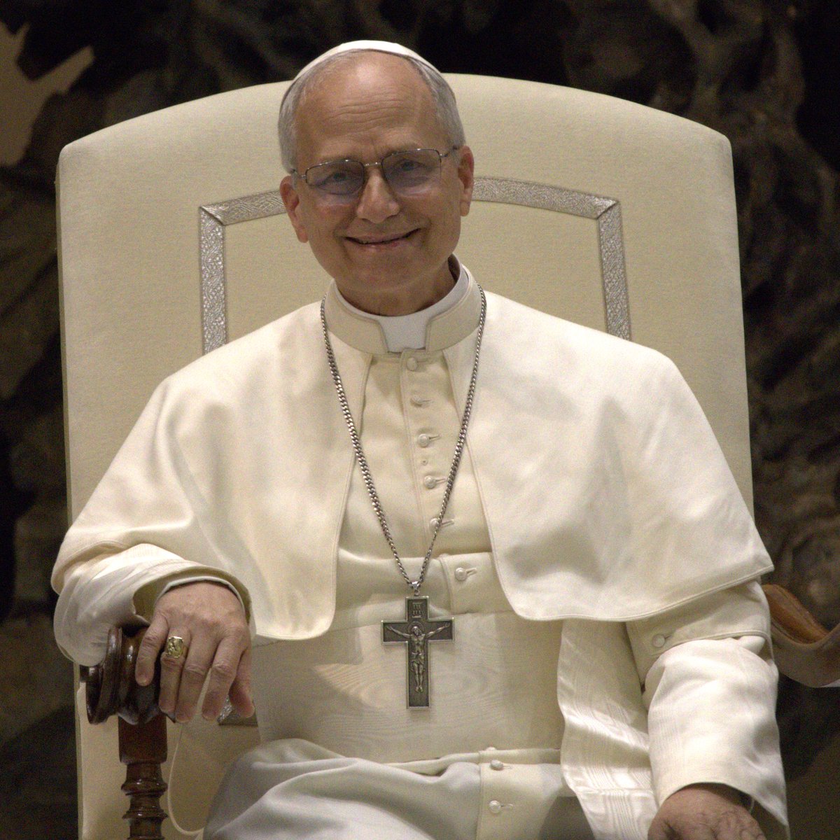 Retrato del Papa León XIV, Robert Francis Prevost, sentado en la silla papal