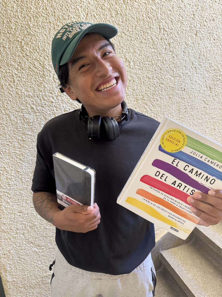 Amigo sonriendo con El Camino del Artista y una libreta para p&aacute;ginas matutinas