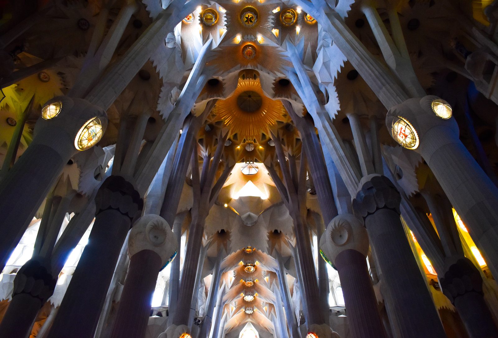 Interior de la Basílica da Sagrada Família de Barcelona, columnas y bóveda diseñadas por Antoni Gaudí